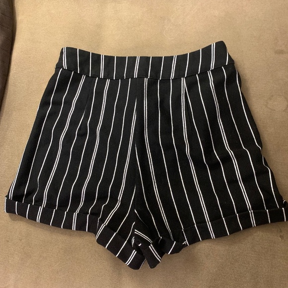 Size Medium Striped Black Forever 21 Shorts - Picture 4 of 4